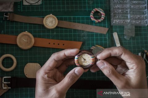 Kerajinan jam tangan berbahan limbah papan skateboard