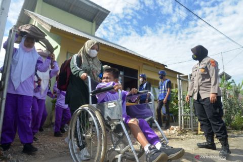 Simulasi gempa dan tsunami siswa SLB