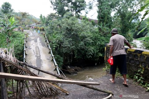 Warga kesulitan akses jalan akibat jembatan putus