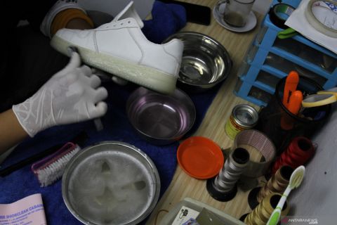 MUSIM HUJAN OMZET JASA LAUNDRY SEPATU NAIK