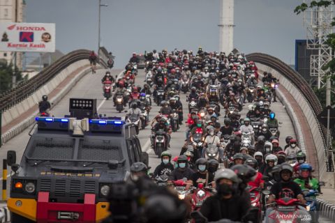 Polisi bubarkan konvoi suporter Persis Solo