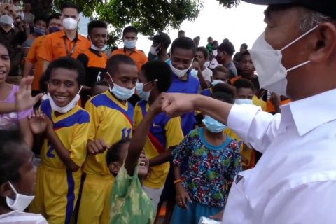Menko PMK serahkan bantuan kebersihan di Kampung Nelayan Jayapura