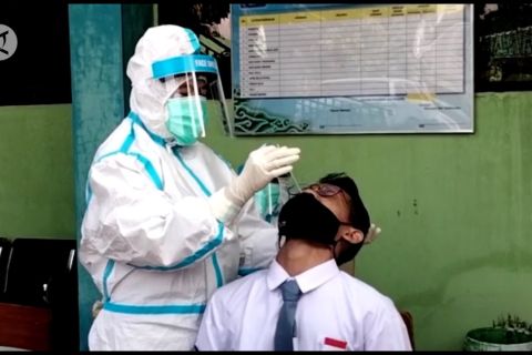 Pemkot Cirebon gelar uji petik tes PCR secara acak di Sekolah