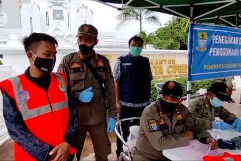 Petugas gabungan gelar razia masker di Kota Cirebon