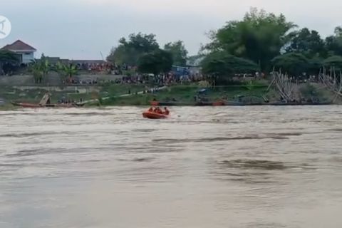 Perahu terbalik di Bojonegoro, enam korban masih pencarian