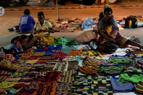 Jelang penutupan Peparnas, UMKM mama-mama ramai dikunjungi