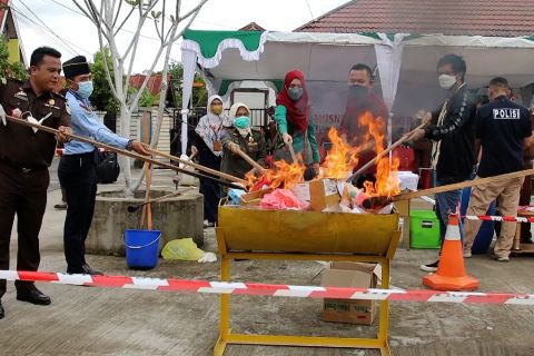 Kejari Pontianak musnahkan barang bukti 231 perkara pidana