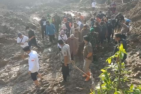 Mensos tinjau korban banjir longsor Sumut