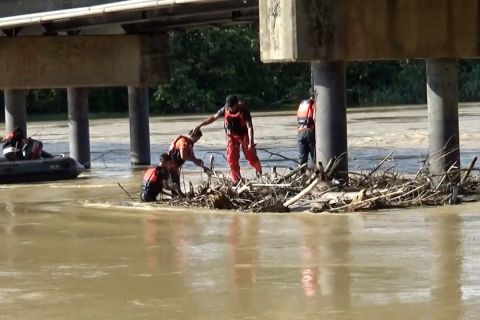 Antisipasi banjir, BPBD Aceh Tamiang bersihkan sungai