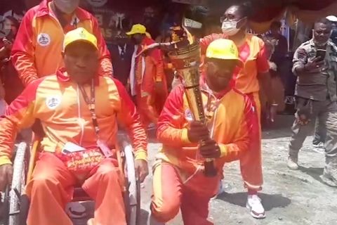 13 atlet difabel bawa kirab api Peparnas XVI