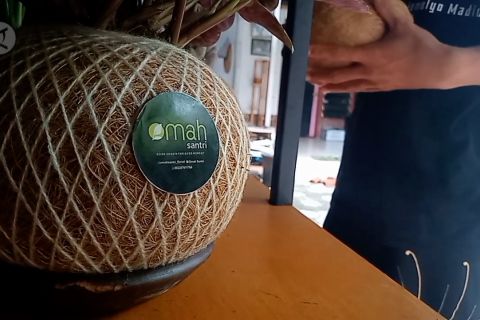 Manfaatkan limbah kelapa, santri di Madiun raup 5 juta per minggu