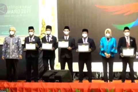 Sandiaga sebut santri berpotensi terhadap pertumbuhan ekonomi