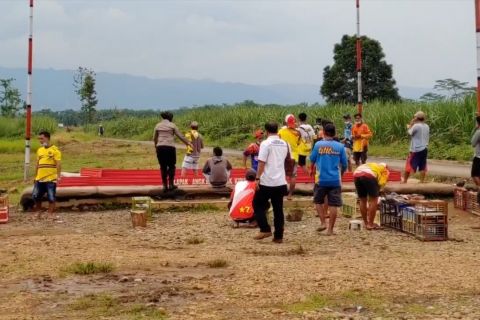 Tim vaksinator COVID-19 sisir warga hingga ke lokasi perlombaan burung
