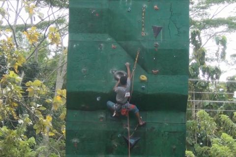 Ambon mencari bibit unggul atlet panjat dinding