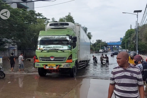 Kawasan Penjaringan dilanda rob, kendaraan sulit melintas