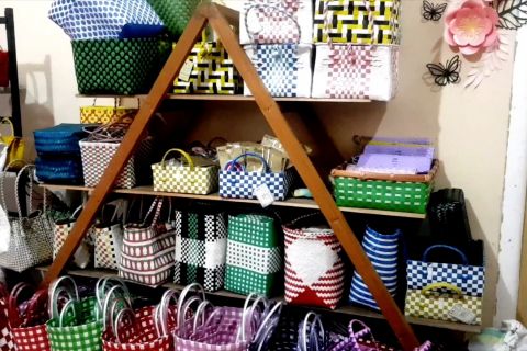 Kreasi tas cantik berbahan limbah plastik