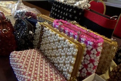 Menaikkan ekonomi kaum ibu lewat pelatihan membuat tas akrilik