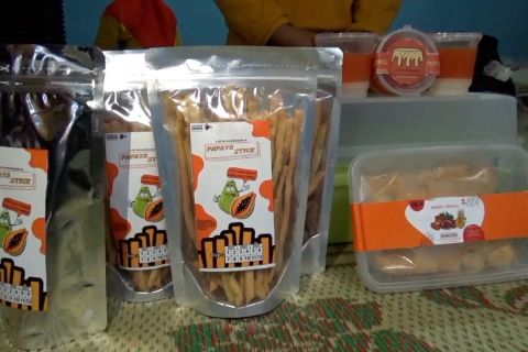 Menyulap pepaya di  Prambanan menjadi berbagai penganan lezat