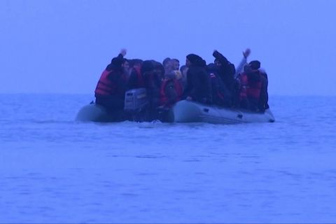 Puluhan migran tewas saat menyeberangi Selat Inggris
