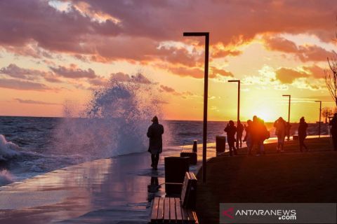 Menikmati panorama matahari tenggelam di Istanbul