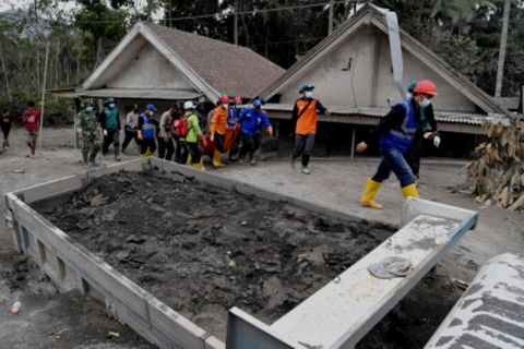Evakuasi Korban Erupsi Gunung Semeru