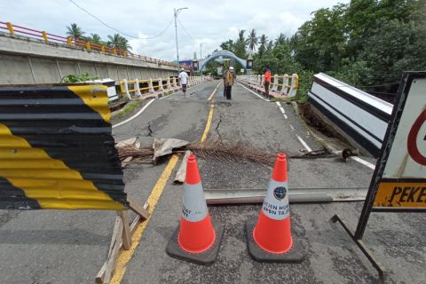 Jembatan Meninting patah akibat tak kuat menahan banjir bandang
