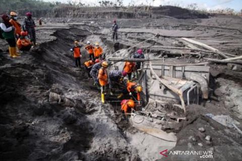 Pencarian Korban Letusan Gunung Semeru