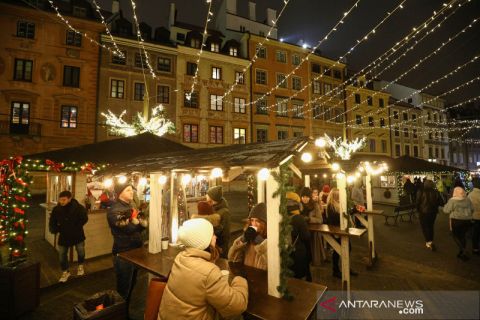 Dekorasi lampu sambut Natal di Warsawa