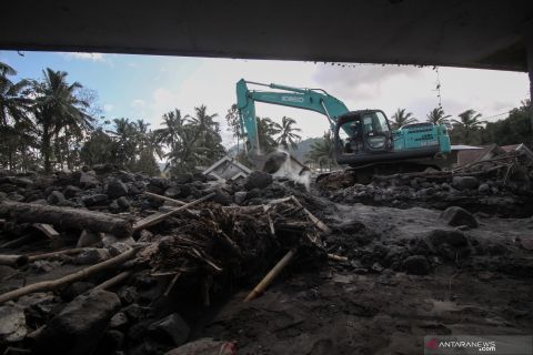Pembersihan material letusan Gunung Semeru