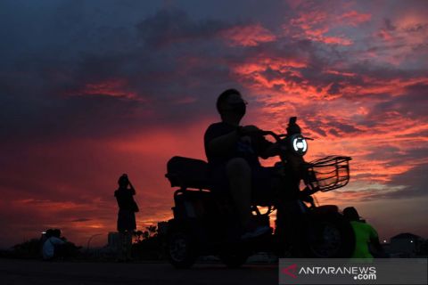 Panorama matahari tenggelam di Pantai Maju PIK