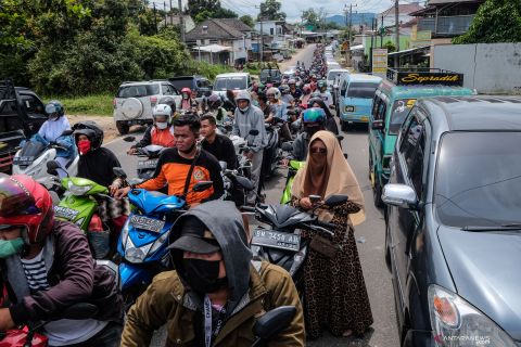 Antrean warga Pangkalpinang mengisi BBM di SPBU mengular hingga ke jalan raya