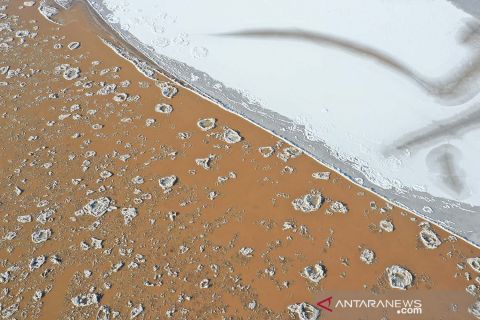Panorama es mengalir di Sungai Kuning