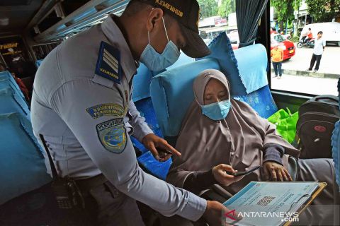 Cegah penyebaran COVID-19, Dishub periksa sertifikat vaksinasi penumpang bus