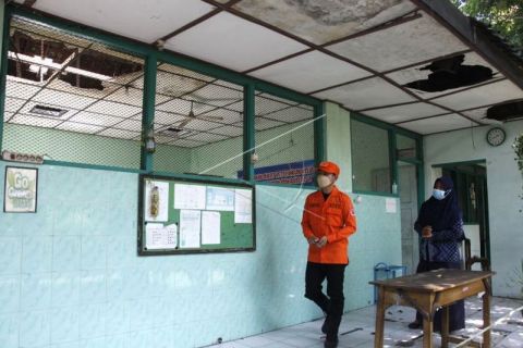 Atap sekolah rusak