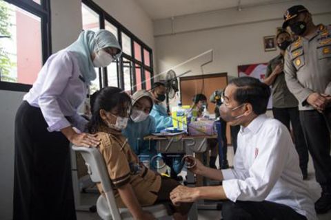 Presiden tinjau vaksinasi anak