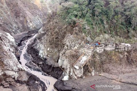 Jembatan Gladak Perak di Lumajang putus tersapu lahar hujan
