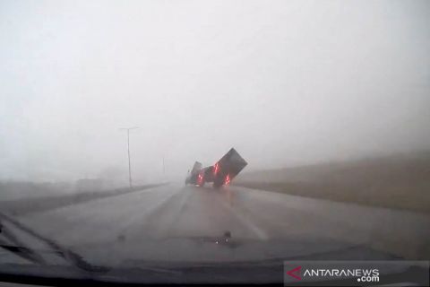 Truk trailer tersungkur dihempas angin
