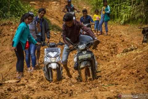 Satu desa terancam terisolir akibat tanah longsor