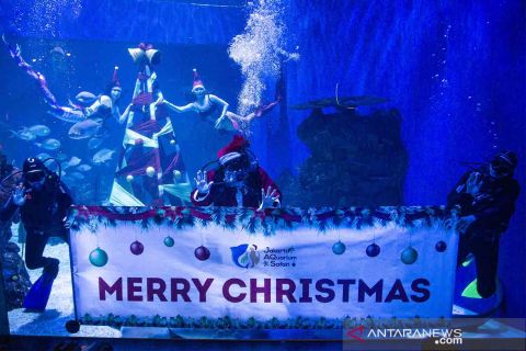 Sinterklas dan putri duyung menghias pohon Natal di Jakarta Aquarium