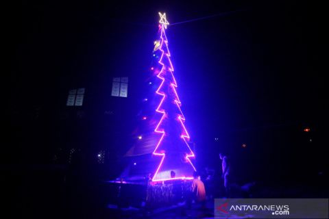 Kreasi pohon Natal dari masker