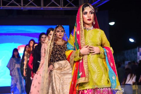 Peragaan busana di Karachi