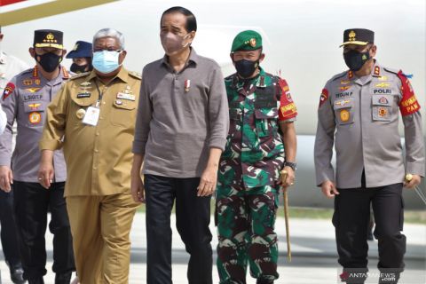 JOKOWI TIBA DI KENDARI