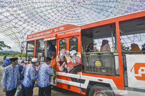 Pelantikan pejabat pemprov NTB di atas bus pariwisata