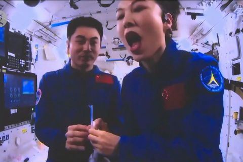 Astronaut China tunjukkan cara minum air di luar angkasa