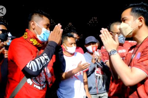 Gibran lepas suporter Persis Solo ke Stadion Pakansari