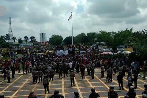 Meski diprotes, Gubernur Jambi tegaskan tidak turunkan aturan tonase