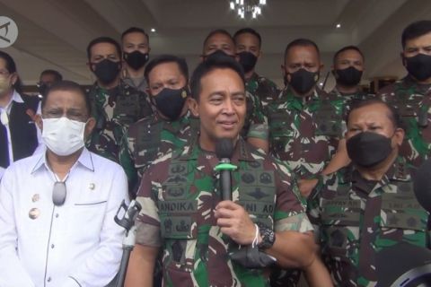 Panglima TNI tinjau vaksinasi massal di Ambon