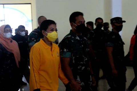 Ketua Dharma Pertiwi kunjungi pengungsi air pasang di Ternate