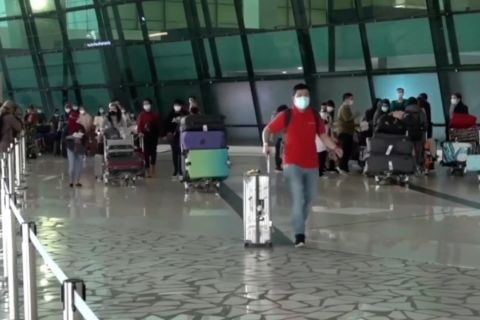 Hadapi Omicron, masyarakat diimbau tunda perjalanan internasional