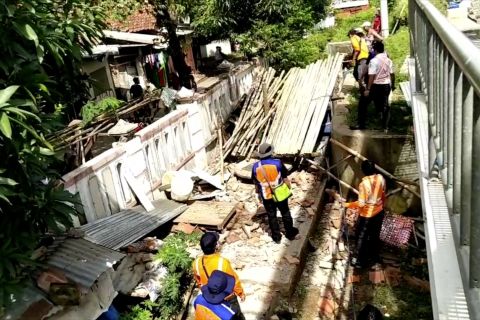 KAI Daop 3 Cirebon tertibkan bangunan liar sekitar jalur rel